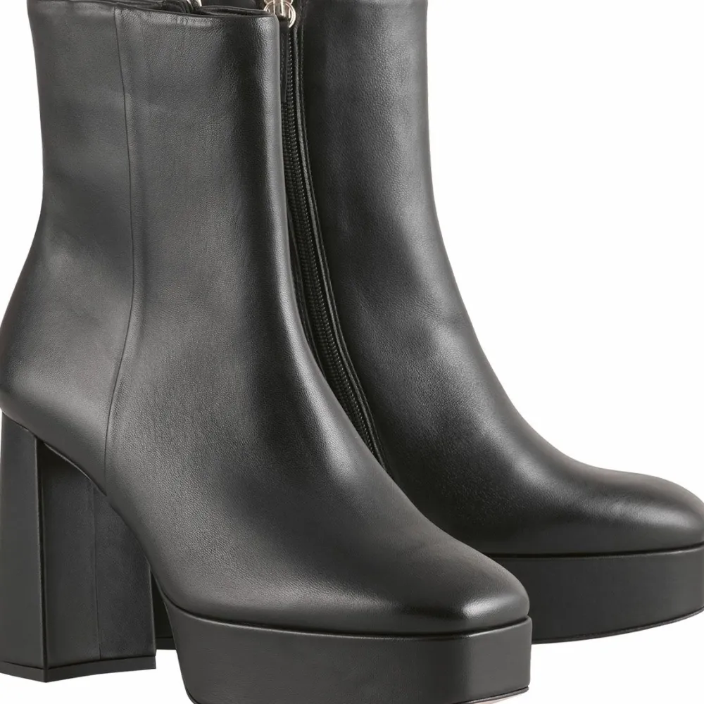 Online Nora Women Booties